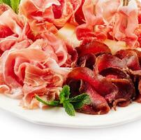 assortito gastronomia carni - prosciutto, salsiccia, salame, parmense, prosciutto foto