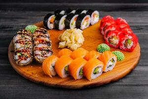 delizioso varietà di Sushi appena preparato foto