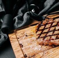 grigliato roastbeef affettato bistecca su taglio tavola al di sopra di pietra tavolo foto