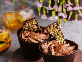 cioccolato tazza torte con tè pentola foto