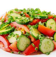vegetariano insalata di primavera verdure su piatto foto