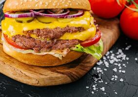 fresco gustoso hamburger su di legno tavola foto