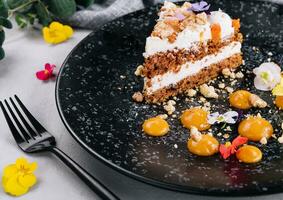 carota torta con Noci su nero piatto foto