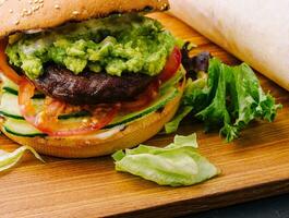 hamburger con francese patatine fritte su di legno vassoio foto