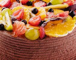 cioccolato torta decorato frutti di bosco e frutta avvicinamento foto