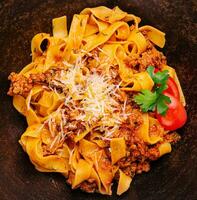 pasta con pomodoro salsa e tritato carne su superiore Visualizza foto