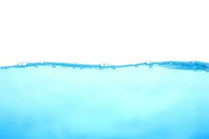 bolla superficie nel pulito potabile acqua. bellissimo bianca sfondo. foto