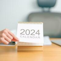 2024 anno calendario su tavolo sfondo. conto alla rovescia, contento nuovo anno, risoluzione, obiettivi, Piano, azione, missione e finanziario concetto foto