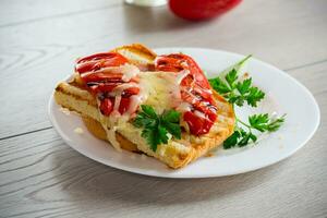 caldo Sandwich di fritte crostini pane con al forno peperoni e formaggio foto