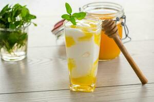 preparato fatti in casa Yogurt con naturale miele nel un' bicchiere foto