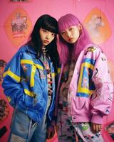 Due asiatico donne indossare colorato giacche e pantaloni generativo ai foto