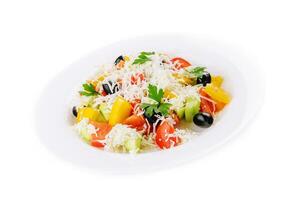 fresco verdura greco insalata su bianca foto