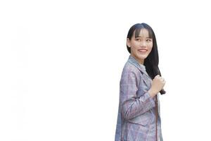 fiducioso giovane attività commerciale asiatico Lavorando donna chi indossa Marrone a strisce blazer e spalla Borsa sorrisi felicemente come lei commutare per opera mentre isolato su bianca sfondo. foto