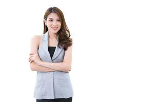 professionale giovane asiatico donna ufficio lavoratore nel grigio camicia con braccio attraversato e sorridente Lavorando con fiducia e felicemente mentre isolato su bianca sfondo. foto