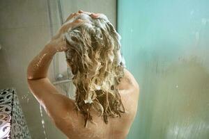 indietro Visualizza di donna assunzione un' doccia nel bagno foto