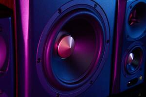 Due suono Altoparlanti e subwoofer su buio sfondo con neon luci foto