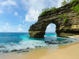 bellissimo tropicale spiaggia con blu oceano e rocce foto