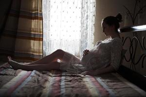 giovane donna incinta foto