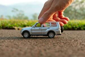 concetto per all'aperto attività con giocattolo per bambini. foto di un' giocattolo auto tenuto di mano. dopo alcuni modifiche.