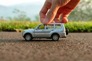 concetto per all'aperto attività con giocattolo per bambini. foto di un' giocattolo auto tenuto di mano. dopo alcuni modifiche.