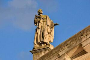 statua di persona su il tetto di il Cattedrale foto