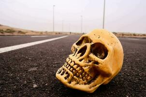 un' cranio su il lato di il strada foto