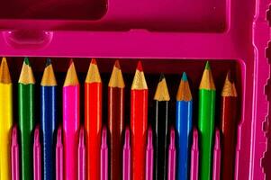 un' rosa Astuccio con colorato matite nel esso foto
