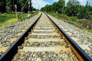 un' Ferrovia traccia con un' treno andando giù esso foto