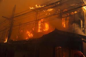 il fuoco sta bruciando la casa foto