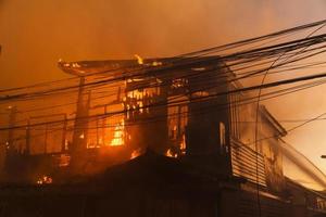 il fuoco sta bruciando la casa foto