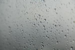 pioggia sul vetro foto