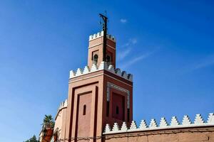 il orologio Torre di il moschea nel Marrakech foto