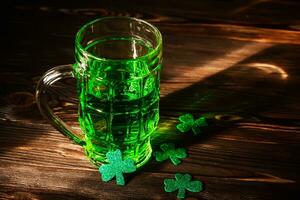 celebrare st. Patrick giorno. bicchieri di verde birra pinta su un' di legno bar contatore, decorato con trifoglio le foglie. 17 betulla. tradizionale bevanda nel il leggero foto