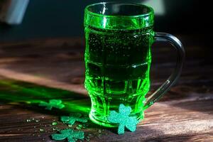 tradizionale st Patrick giorno verde birre su di legno tavolo. foto