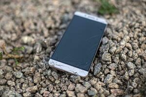 caduto a partire dal altezza smartphone con Cracked schermo foto