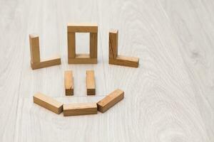 di legno blocchi disposte nel un' smiley viso forma foto