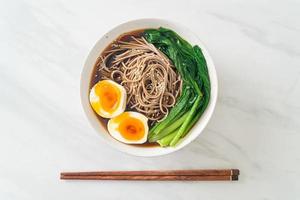 noodles ramen con uovo - stile vegano o vegetariano foto