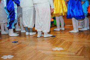 bambini sedersi su un' sedia su bambini. ragazzi vestito nel costumi conigli. giovane bambini fatto maniglie giro. foto