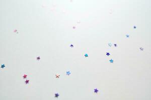viola scintille nel il forma di stelle su un' bianca. foto