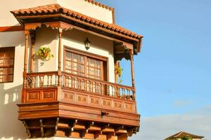 un' di legno balcone con un' balcone ringhiera e un' balcone foto