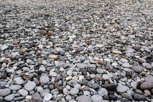 un' mucchio di rocce e ghiaia su il terra foto