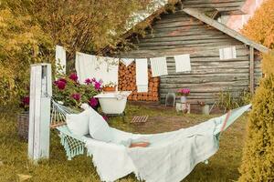 un' posto per lavaggio e essiccazione Abiti, lenzuola e Abiti su il strada nel il cortile di un' villaggio Casa. il concetto di autunno foto