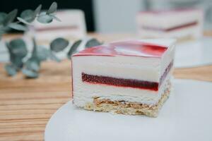 un' fetta di mousse torta nel il tagliare. fabbricazione un' torta a un' culinario maestro classe. cucinando a casa, fatti in casa cibo foto