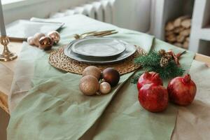 servendo un' festivo Natale tavolo nel scandinavo stile. arredamento su il tavolo prima il vacanza. foto