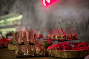 buffet a il festa. Presto spuntini su il buffet tavolo. piatti con tritato carne e verdure. foto