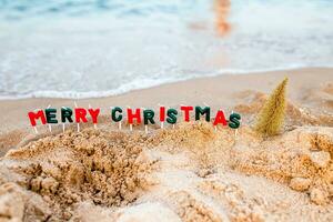 il testo di il contento nascita su il d'oro sabbia di il oceano. il inizio di il anno su il spiaggia. tradizionale vacanza nel dicembre a il ricorrere. foto