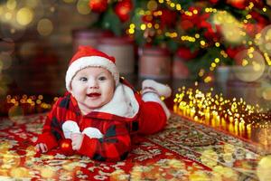 poco sei mese vecchio bambino vestito come Santa claus. sfondo per Natale carta. il bambino sembra giù a il posto per iscrizione. foto