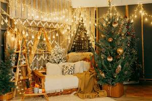casa Natale interno, con un' Natale albero e molte di raggiante ghirlande e leggero lampadine. preparazione per il Natale festa a casa. foto