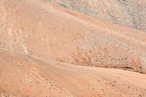 un' persona è a piedi su un' sporco strada nel il deserto foto