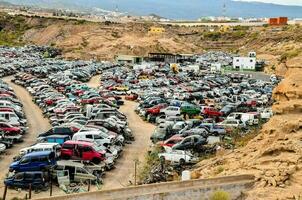 un' grande mucchio di macchine nel un' parcheggio lotto foto